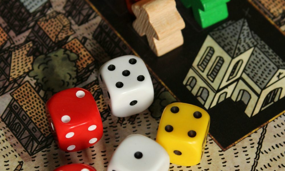 Würfel und Spielfiguren