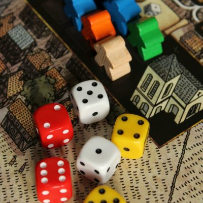 Würfel und Spielfiguren