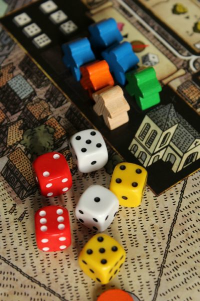 Würfel und Spielfiguren