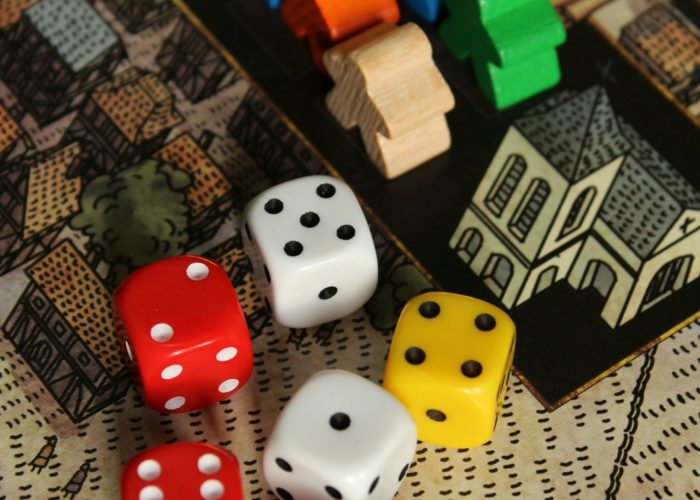 Würfel und Spielfiguren